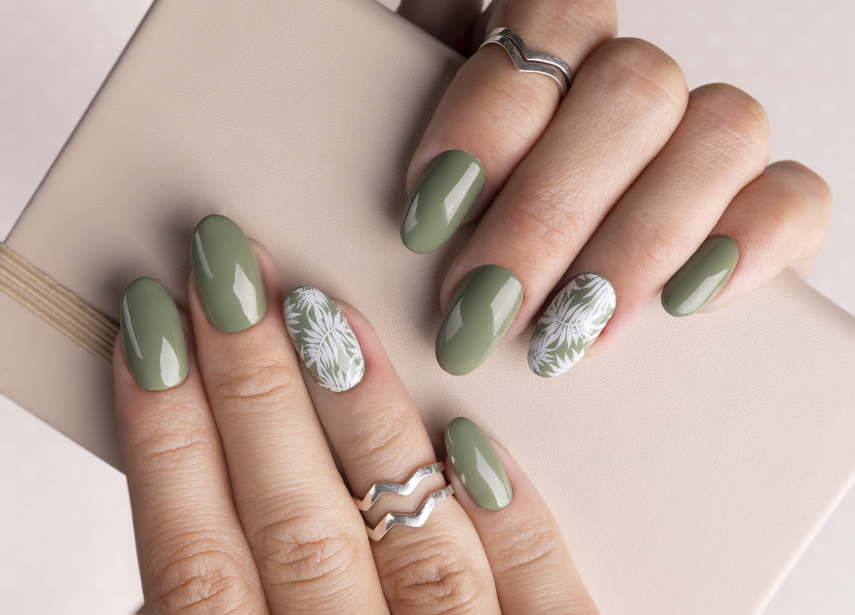 You are currently viewing Reviving the Classic: Modern Twists on French Manicures at Tru Nail Lounge